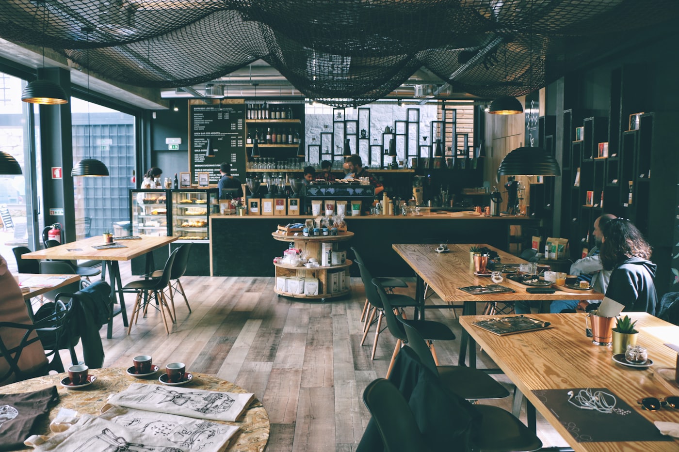 お客さんを迎える小さなお店の店内